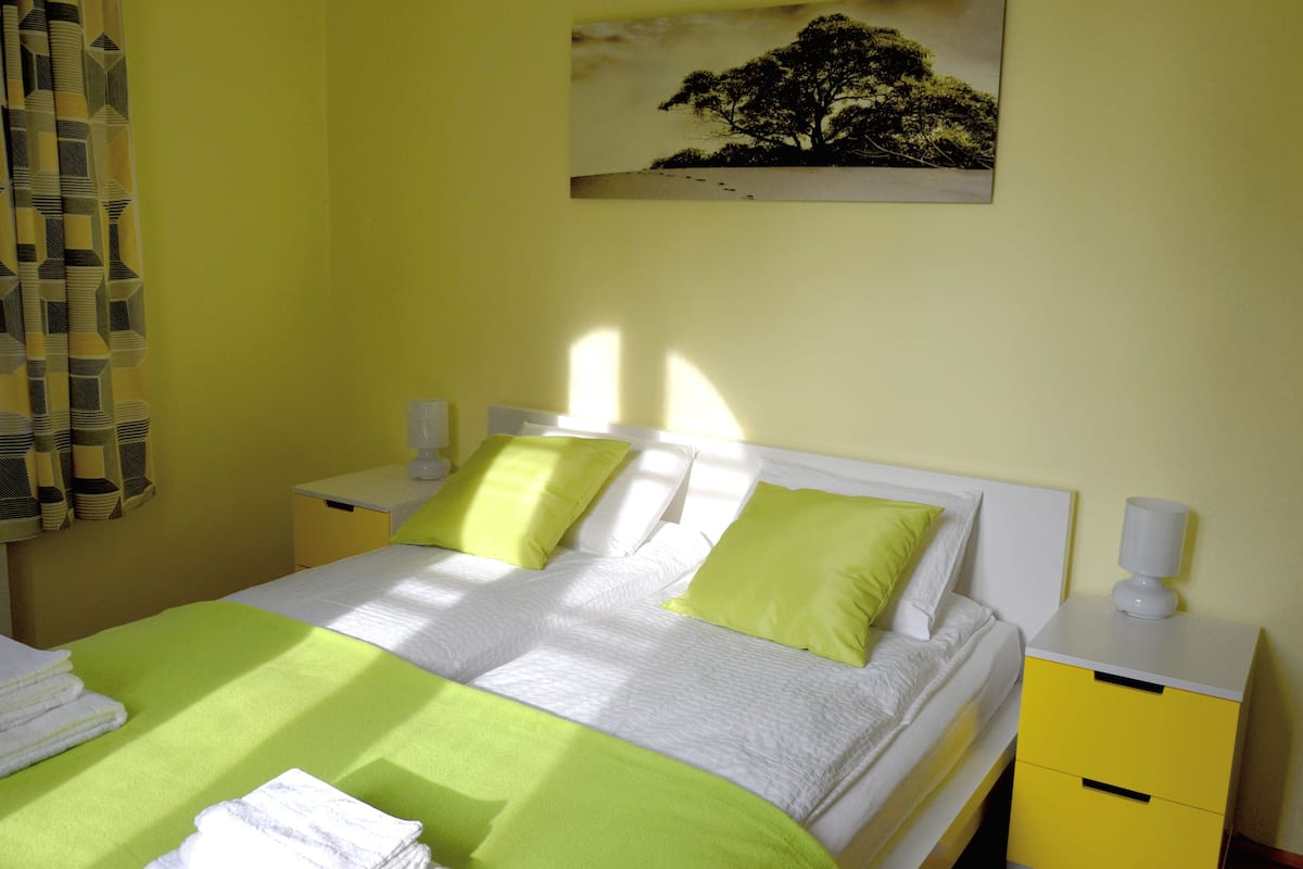 Kamar Double Basic, 1 Tempat Tidur Queen, kamar mandi umum | Meja kerja, tirai kedap cahaya, Wi-Fi gratis, dan seprai linen