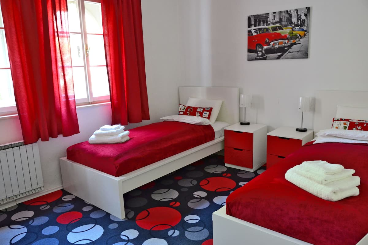 Kamar Twin, 2 Tempat Tidur Twin, kamar mandi umum | Meja kerja, tirai kedap cahaya, Wi-Fi gratis, dan seprai linen