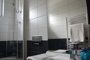Gratis toiletartikelen, een haardroger, pantoffels, handdoeken