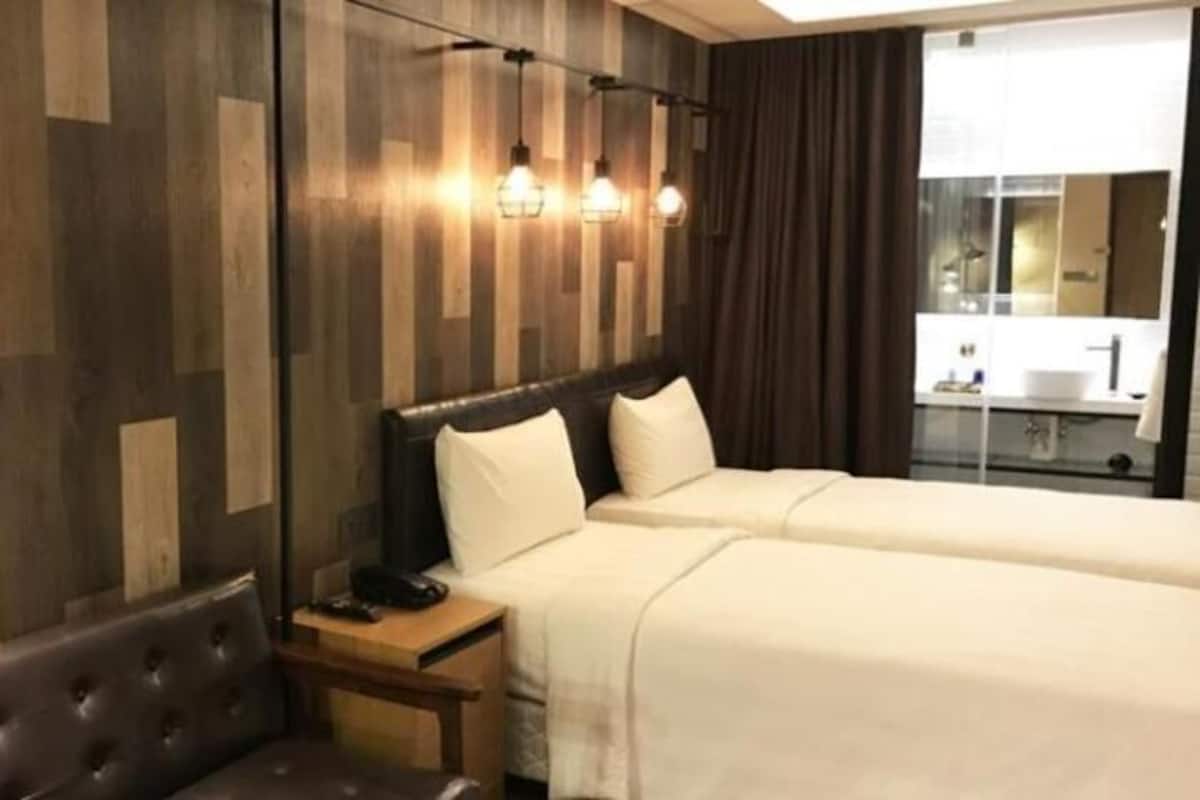 Safe på rommet, skrivebord, wi-fi (inkludert) og sengetøy