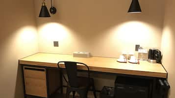 Chambre Double, 1 lit double, pas de fenêtre | Coffres-forts dans les chambres, bureau, Wi-Fi gratuit, draps fournis