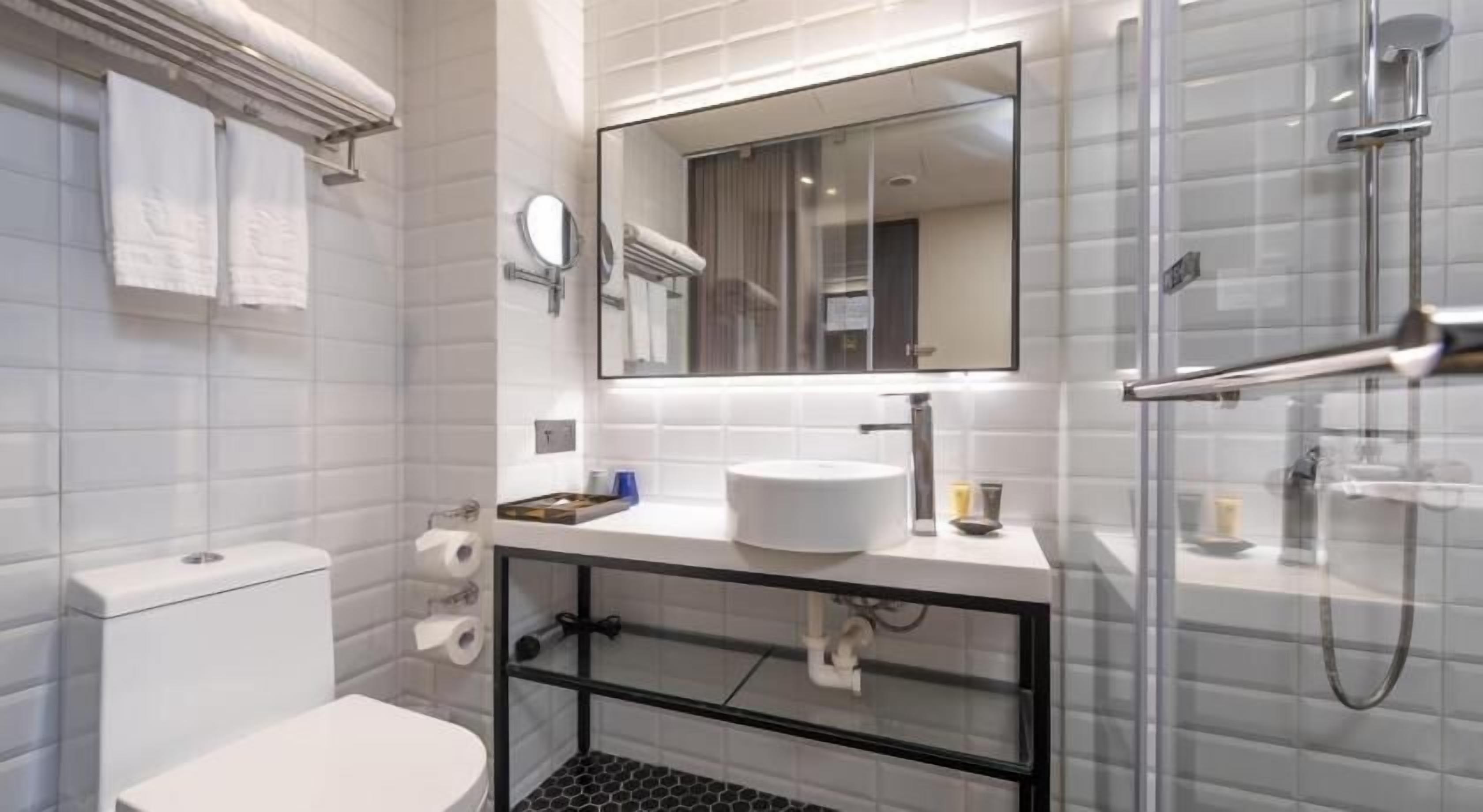 Badezimmer | Dusche, Haartrockner, Handtücher, Shampoo