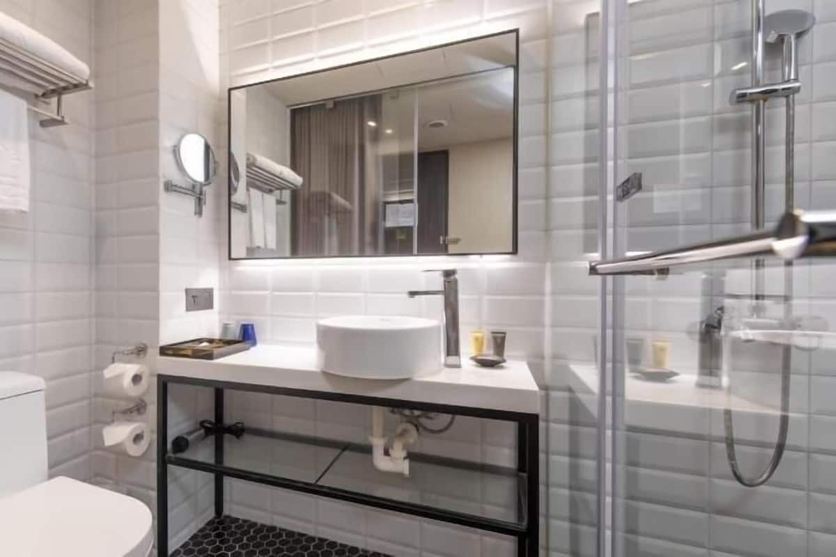 Bad | Dusj, hårføner, håndklær og sjampo