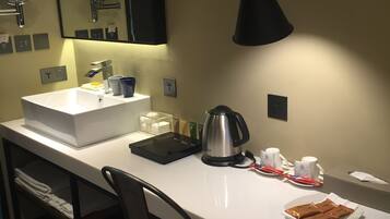 City Double Room, 1 Double Bed | In-room safe, desk, free WiFi, bed sheets