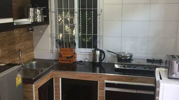 Bungalow Superior, 1 kamar tidur, dapur, pemandangan kolam renang | Dapur pribadi | Ketel listrik