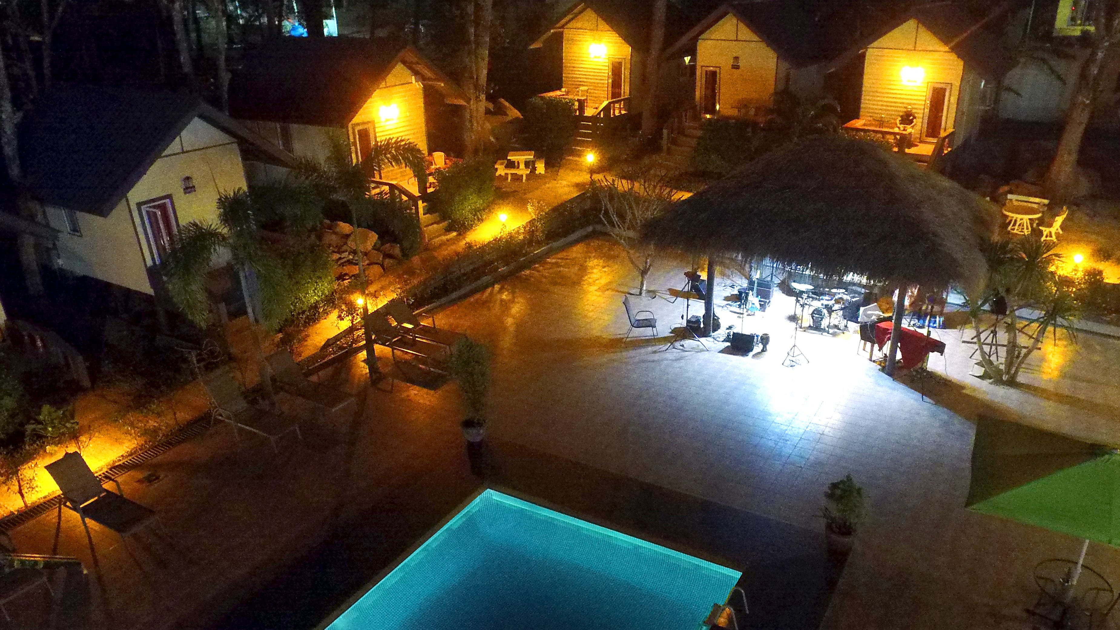 Kolam renang outdoor, dengan kursi berjemur