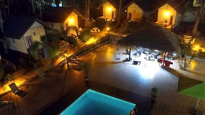 Una piscina al aire libre, sillones reclinables de piscina