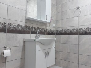 单人房 | 浴室 | 淋浴设施、吹风机、拖鞋、毛巾