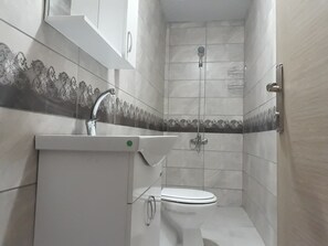 Kahden hengen classic-huone, 1 parisänky | Kylpyhuone | Suihku, hiustenkuivaaja, tohvelit, pyyhkeet