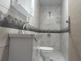 经典双人房, 1 张双人床 | 浴室 | 淋浴设施、吹风机、拖鞋、毛巾