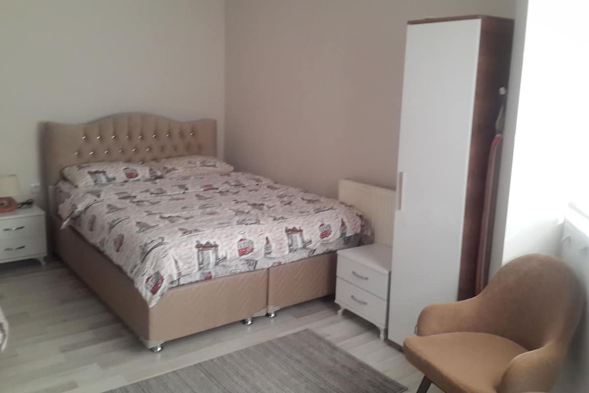 Single Room | In-room safe, desk, iron/ironing board, WiFi (free)