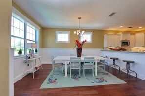 Standard Apartment, 5 Bedrooms | In-room dining