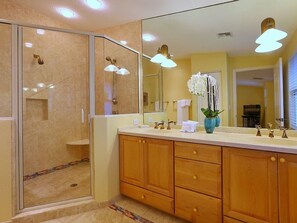 Standard Apartment, 3 Bedrooms | Bathroom | Combined shower/tub, towels - Anna Belle (Anna Maria)