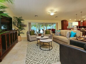 สแตนดาร์ดอพาร์ทเมนท์, 3 ห้องนอน | บริเวณนั่งเล่น | เครื่องเล่นดีวีดี