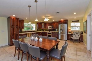 Appartement Standard, 3 chambres | Cuisine privée | Réfrigérateur, micro-ondes, cafetière/bouilloire