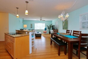 Appartement Standard, 4 chambres | Repas dans la chambre