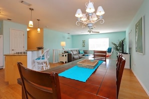 Standard Apartment, 4 Bedrooms | In-room dining