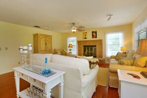 Standard Apartment, 5 Bedrooms | Living room | DVD player