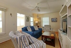 Standard Apartment, 2 Bedrooms | Living room | DVD player