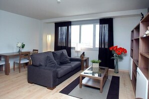 Apartment, 1 Schlafzimmer | Wohnbereich | Flachbildfernseher