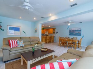 스탠다드 아파트, 침실 2개 | 거실 공간 | DVD 플레이어