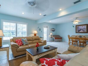 Standaard appartement, 2 slaapkamers | Woonruimte | Een dvd-speler