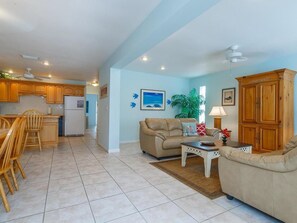 标准公寓, 2 间卧室 | 起居区 | DVD 播放器