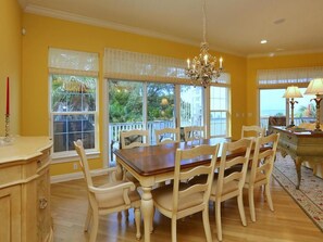 Standard Apartment, 3 Bedrooms | In-room dining