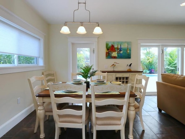 Standard Apartment, 6 Bedrooms | In-room dining