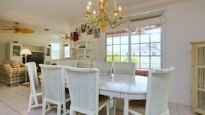 Standard Apartment, 4 Bedrooms | In-room dining