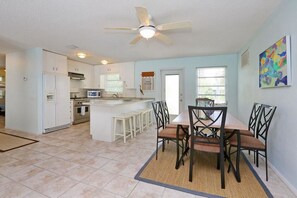 Standard Apartment, 3 Bedrooms | In-room dining