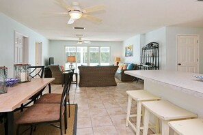 標準公寓, 3 間臥室 | 起居區 | DVD 播放機