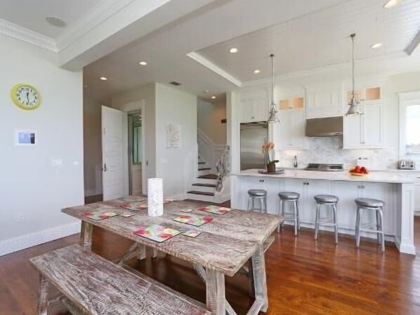 Standard House, 4 Bedrooms | In-room dining