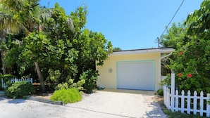 Unclassified image, 4 of 7, button - Castaway Cottage (Anna Maria)