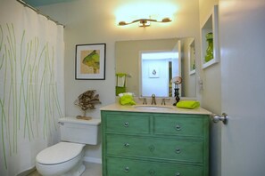 Kombinasi shower/bathtub dan handuk