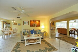 Standard Apartment, 3 Bedrooms | Living room | DVD player