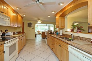 Standard Apartment, 3 Bedrooms | Private kitchen | Fridge, microwave, coffee/tea maker