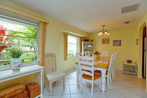 Standard Apartment, 3 Bedrooms | In-room dining - Forever Summer (Holmes Beach)