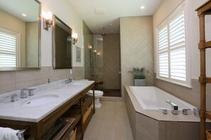 Standard Apartment, 5 Bedrooms | Bathroom | Combined shower/tub, towels - Beach Haven (Anna Maria)