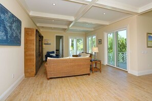 Standard-Apartment, 5 Schlafzimmer | Wohnbereich | DVD-Player