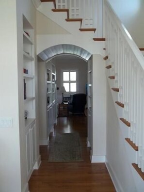 스탠다드 아파트, 침실 3개 | 거실 공간 | DVD 플레이어