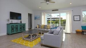 Standard Apartment, 5 Bedrooms | Living room - Silver Surf (Holmes Beach)