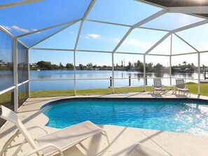 حمام سباحة داخلي