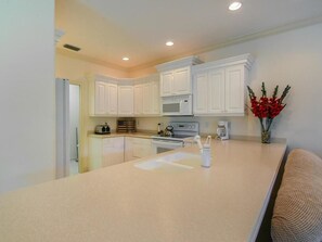 Standard Apartment, 3 Bedrooms | Private kitchen | Fridge, microwave, coffee/tea maker