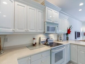 Standard Apartment, 3 Bedrooms | Private kitchen | Fridge, microwave, coffee/tea maker - Beachwalk (Holmes Beach)