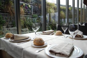 Se sirven desayunos, almuerzos y cocina local (con mesas al aire libre) 