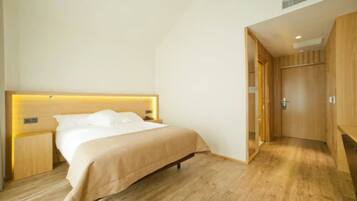 Minibar, coffres-forts dans les chambres, bureau, rideaux occultants