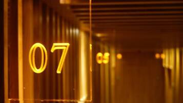 A corridor with a sign indicating room number 07.