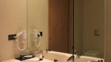 Double or Twin Room | Bathroom