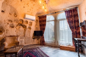 Suite, Jetted Tub, Valley View | Living area